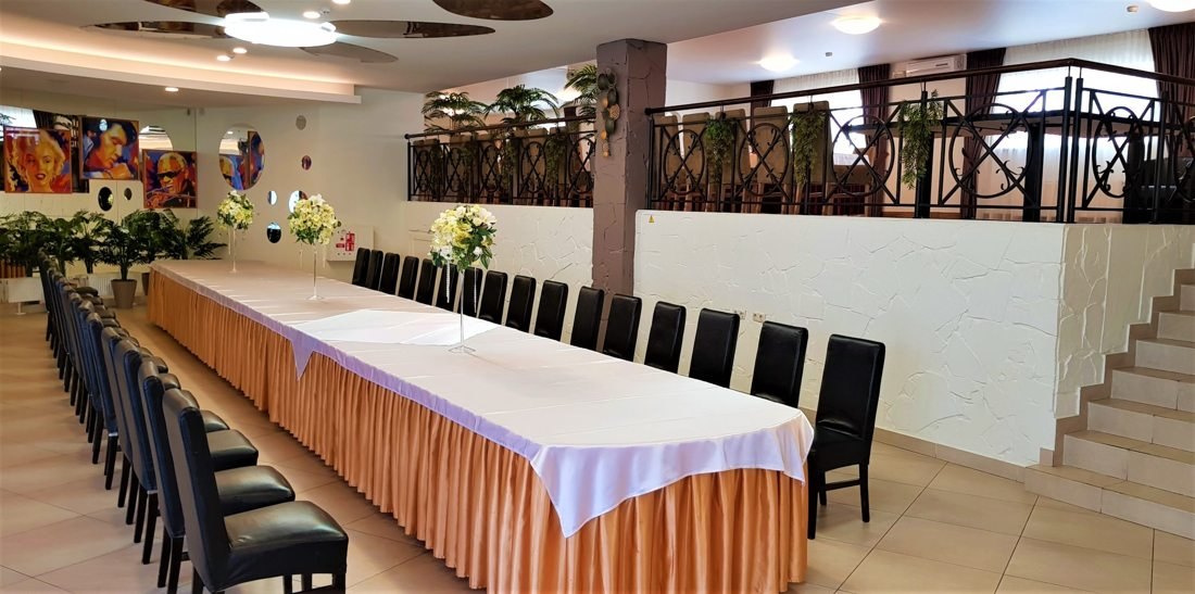 Pagrindinė salė restorane Vis à Vis